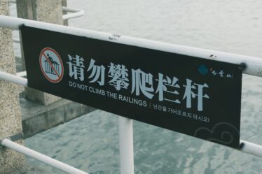 découvrez les conseils essentiels et les mises en garde pour voyager en toute sécurité. restez informé des risques potentiels et préparez votre voyage sereinement.