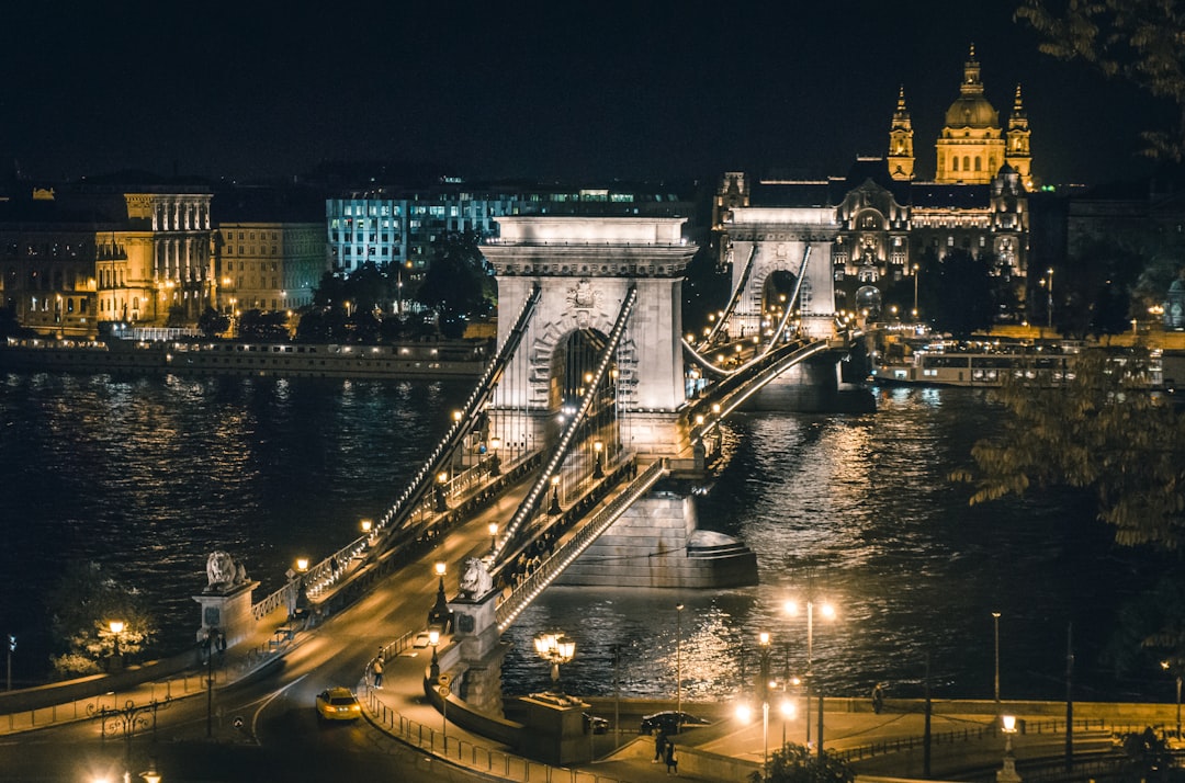 découvrez budapest, la perle du danube, célèbre pour son architecture majestueuse, ses bains thermaux apaisants et sa riche histoire. explorez ses monuments emblématiques, sa culture vibrante et ses délices culinaires pour une expérience inoubliable.