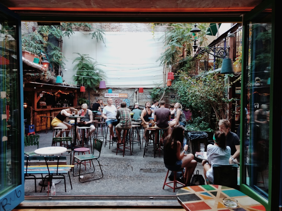 découvrez budapest, la perle du danube, où histoire et modernité se rencontrent. explorez ses célèbres thermes, ses monuments emblématiques comme le parlement et le château de buda, ainsi que sa vibrante scène culturelle et gastronomique. une escapade inoubliable vous attend dans cette capitale enchanteresse.