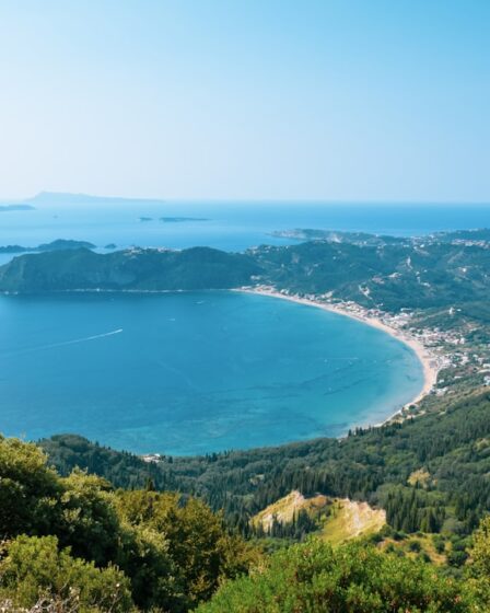 découvrez corfou, une île grecque aux eaux turquoise, plages idylliques et villages authentiques. partez à la rencontre de son patrimoine historique, sa nature préservée et sa gastronomie locale.