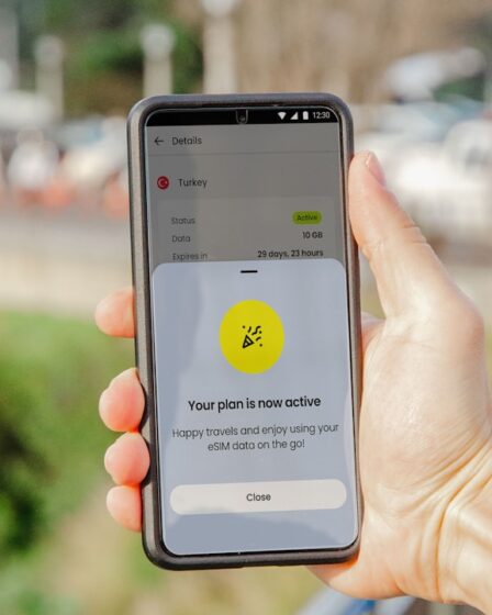 découvrez tout sur l'esim : une carte sim digitale intégrée à votre appareil, offrant plus de flexibilité pour gérer vos abonnements mobiles, voyager à l'étranger et profiter d'une connectivité sans carte physique. avantages, fonctionnement et compatibilité expliqués.