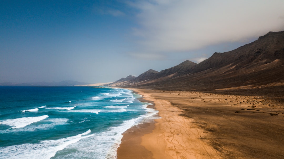 découvrez fuerteventura, une île des canaries réputée pour ses plages de sable doré, son climat ensoleillé et ses paysages volcaniques uniques. idéale pour les amateurs de détente, de sports nautiques et de nature préservée.