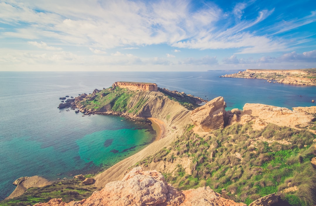 découvrez l'île de malte, un trésor méditerranéen riche en histoire, culture et paysages à couper le souffle. explorez ses plages ensoleillées, ses sites historiques et sa délicieuse cuisine tout en profitant d'une ambiance chaleureuse et accueillante.