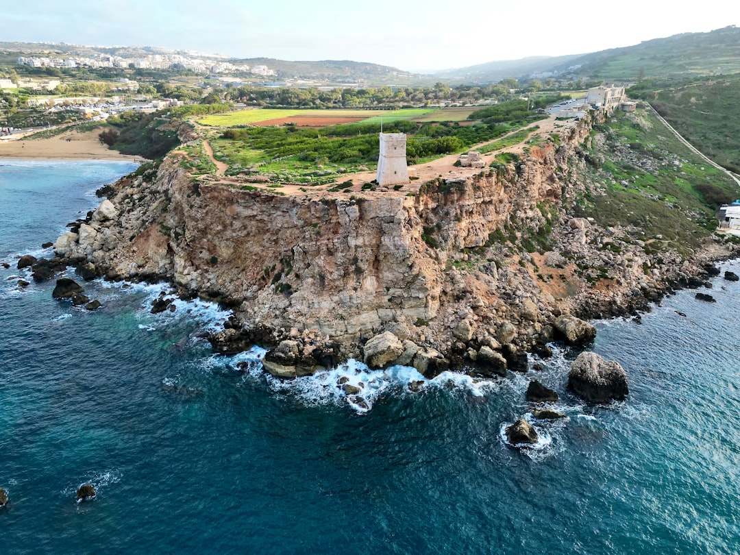 découvrez malte, un archipel méditerranéen riche en histoire, plages paradisiaques et culture vibrante. explorez ses sites historiques, ses paysages époustouflants et savourez la cuisine locale dans cette destination unique.