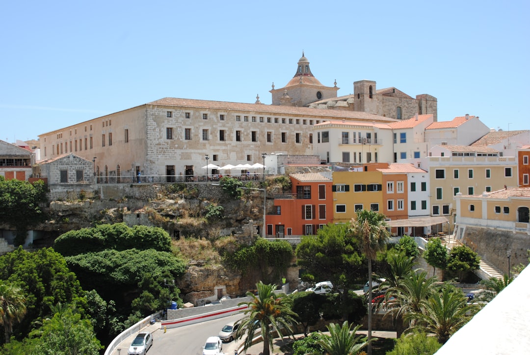 découvrez menorca, une île méditerranéenne de charme, célèbre pour ses plages aux eaux cristallines, ses paysages préservés et son patrimoine historique riche. explorez ses villages pittoresques, savourez la cuisine locale et profitez d'activités de plein air dans cet écrin de nature.