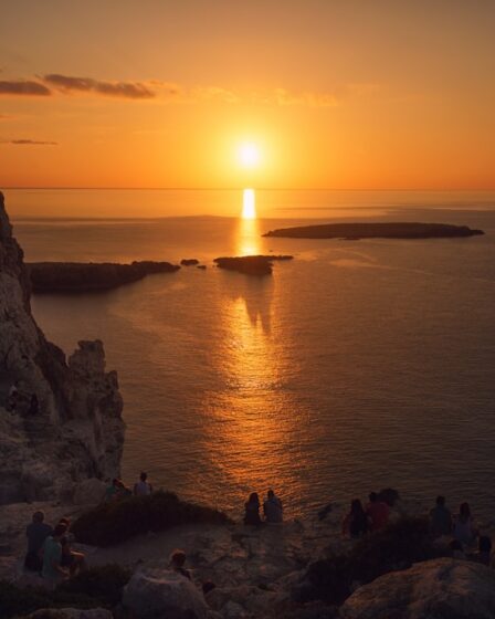 découvrez menorca, l'île méditerranéenne aux paysages préservés, plages secrètes et riche patrimoine culturel. parfaite pour des vacances alliant détente, nature et aventures en plein air.