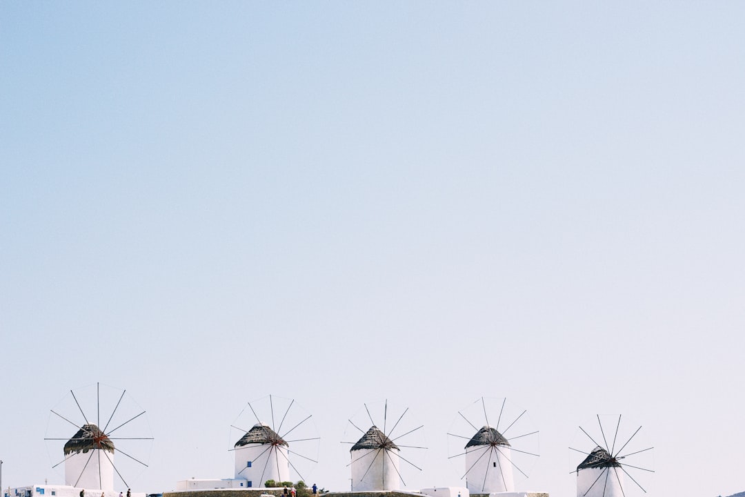 découvrez mykonos, perle des cyclades: plages de rêve, moulins à vent, ruelles blanches et nightlife vibrante. conseils de voyage, que voir et quand partir.