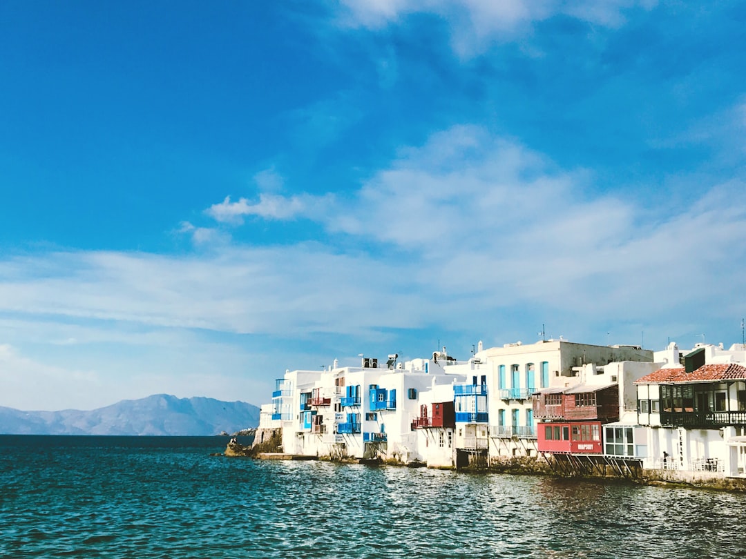 découvrez mykonos, perle des cyclades : plages dorées, villages blancs, moulins iconiques et vie nocturne animée. guide voyage, conseils, meilleures adresses.