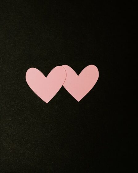 découvrez l'univers captivant de la romance, où les cœurs s'entrelacent et les émotions s'éveillent. plongez dans des histoires d'amour passionnantes, explorez des relations intenses et laissez-vous emporter par des récits enchanteurs qui feront vibrer votre âme.
