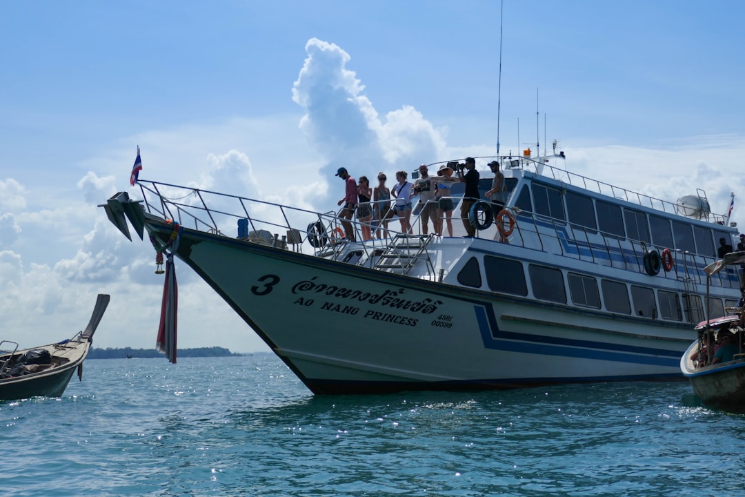 découvrez la thaïlande à travers ses sites touristiques incontournables, sa culture vibrante, sa cuisine savoureuse et ses plages paradisiaques. préparez votre voyage et explorez le meilleur du tourisme thaïlandais !