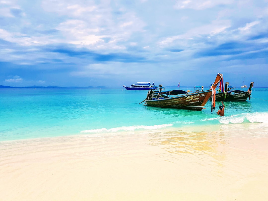 découvrez la thaïlande : ses plages paradisiaques, sa riche culture, sa cuisine savoureuse et ses temples majestueux. préparez votre voyage au pays du sourire !