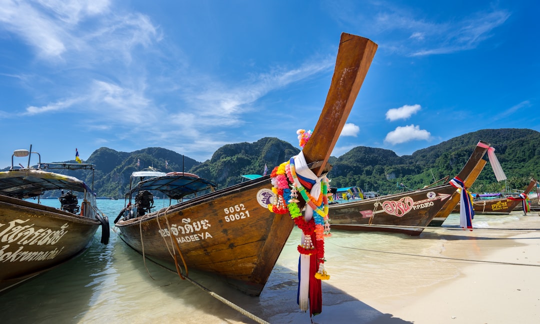 découvrez la thaïlande, une destination fascinante réputée pour ses plages paradisiaques, sa cuisine savoureuse, ses temples majestueux et son accueil chaleureux. préparez votre voyage en thaïlande et vivez une expérience inoubliable au cœur de l’asie du sud-est.