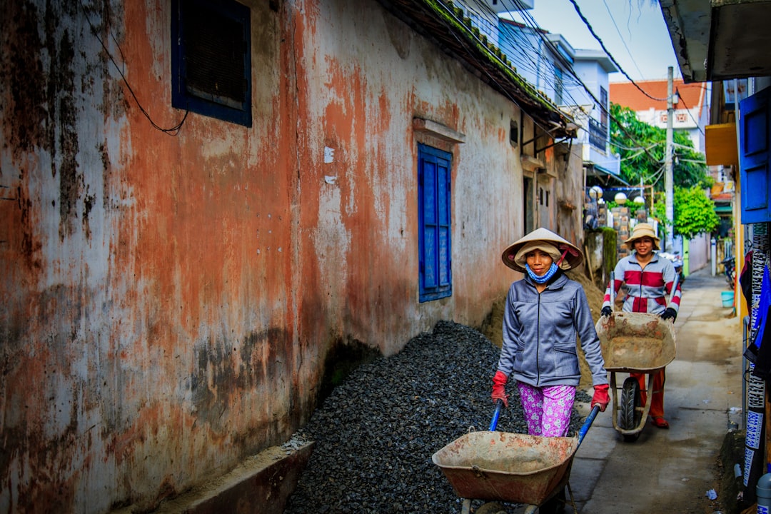 découvrez le charme et la diversité des touristes vietnamiens, qui explorent des destinations à travers le monde avec une soif d'aventure et une passion pour la culture. apprenez-en davantage sur leurs préférences de voyage, leurs expériences uniques et l'impact croissant du tourisme vietnamien sur la scène mondiale.