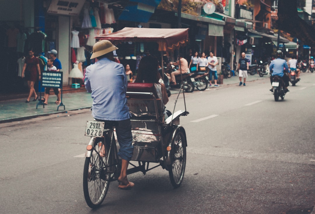 découvrez le vietnam à travers les yeux des touristes vietnamiens ! explorez les destinations incontournables, la culture riche et les expériences uniques que cette terre fascinante a à offrir. suivez les aventures de ces voyageurs passionnés en quête de découverte et d'authenticité.