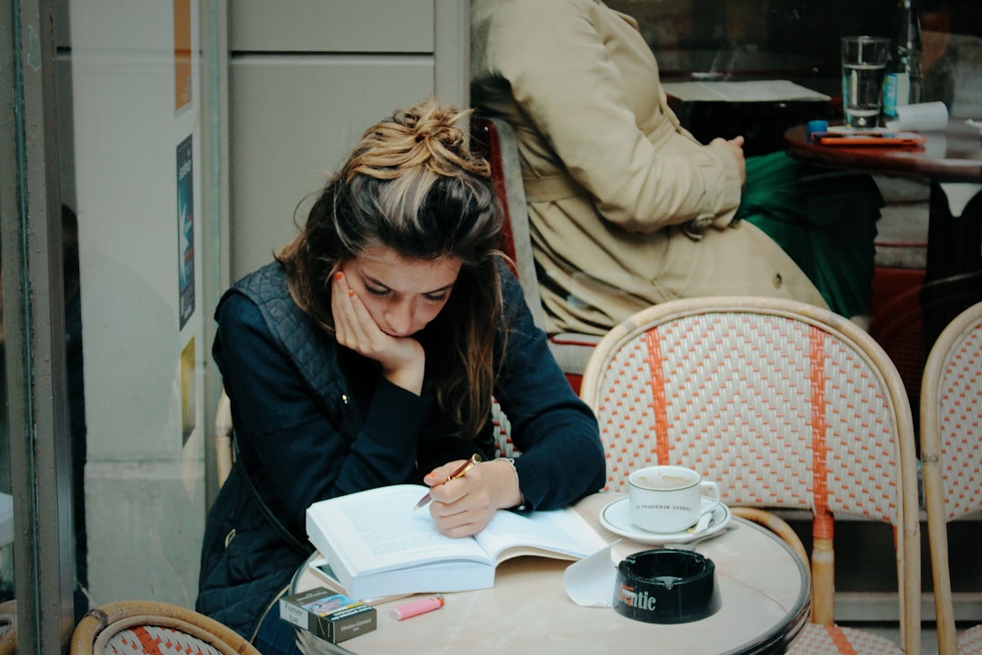 participez à une séance de dédicace unique : rencontrez l’auteur, découvrez son livre et repartez avec un exemplaire signé. un événement convivial à ne pas manquer pour les passionnés de lecture !
