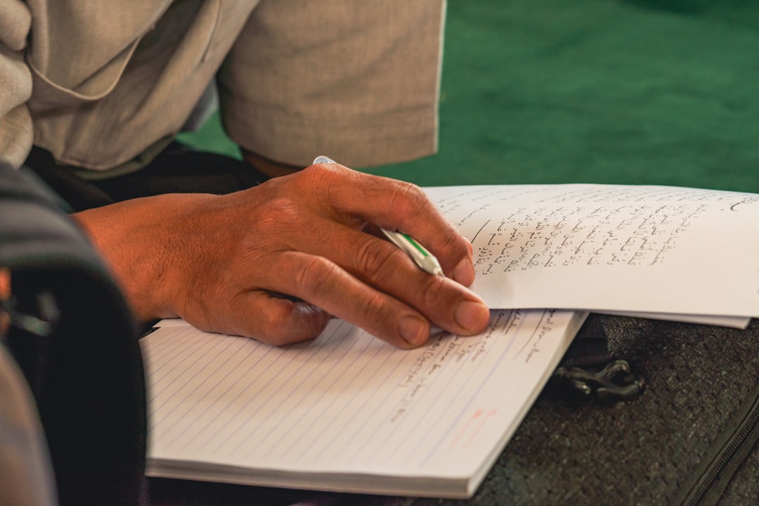 participez à une séance de dédicace exclusive ! rencontrez l’auteur, échangez autour de son livre et faites signer votre exemplaire lors de cet événement littéraire convivial.