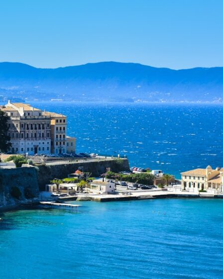 découvrez corfou, une île grecque aux paysages enchanteurs, plages paradisiaques et villages authentiques. explorez son riche patrimoine, sa cuisine savoureuse et ses sites historiques pour un séjour inoubliable.