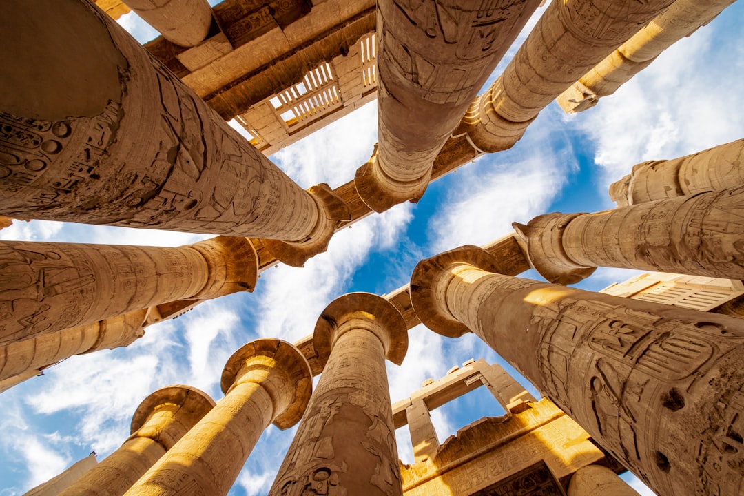 découvrez l'égypte : un pays fascinant mêlant histoire ancienne, pyramides majestueuses, nil légendaire et culture chaleureuse. préparez votre voyage en égypte et explorez ses trésors uniques !