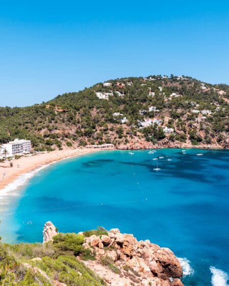 découvrez ibiza, une île méditerranéenne réputée pour ses plages paradisiaques, sa vie nocturne animée et ses paysages naturels à couper le souffle. parfait pour des vacances inoubliables entre fête et détente.