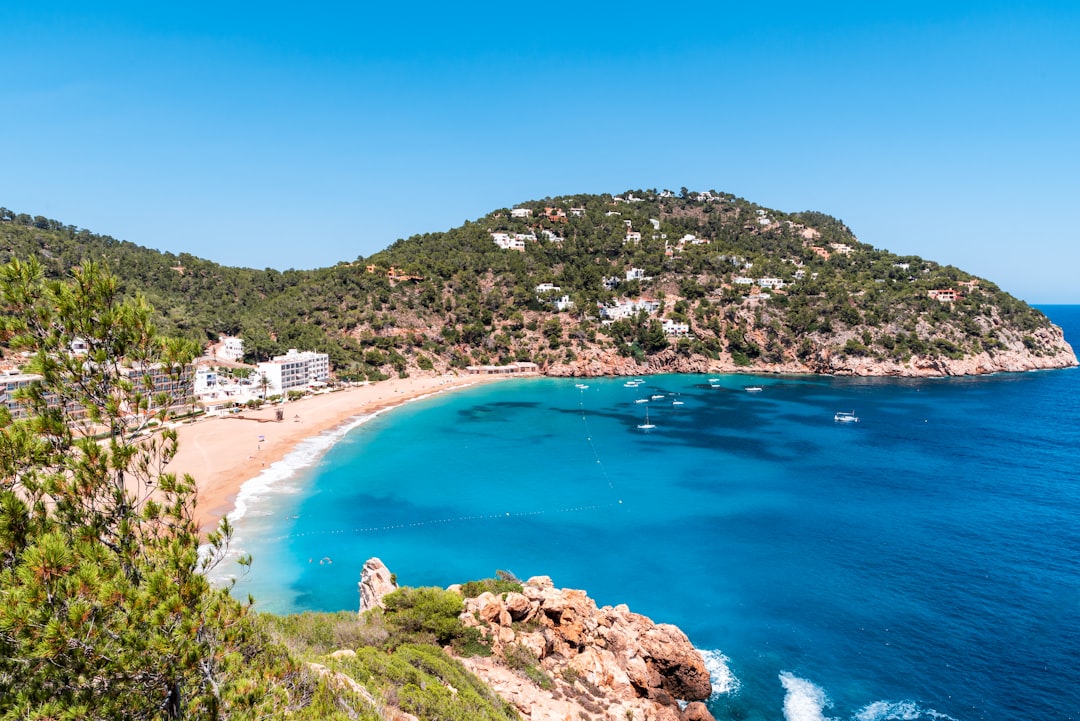 découvrez ibiza, une île méditerranéenne réputée pour ses plages paradisiaques, sa vie nocturne animée et ses paysages naturels à couper le souffle. parfait pour des vacances inoubliables entre fête et détente.