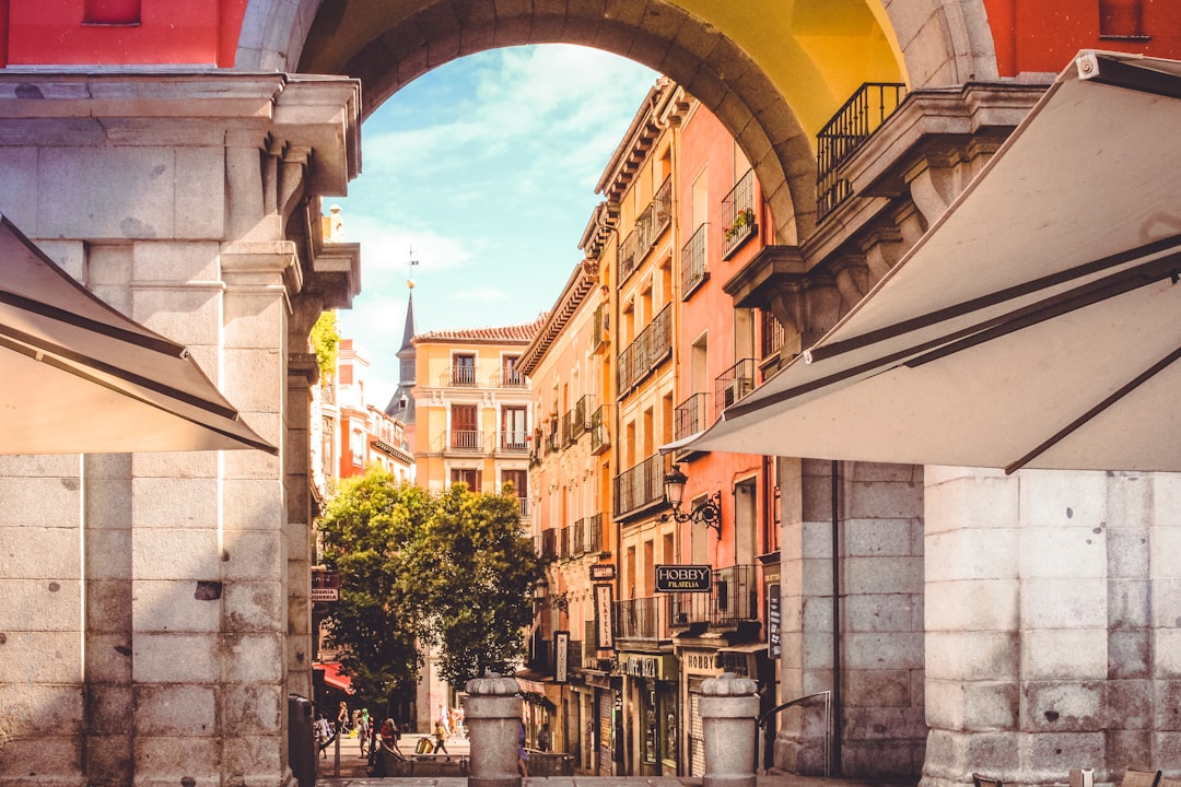 découvrez madrid, la vibrante capitale de l'espagne, réputée pour son riche patrimoine culturel, ses musées renommés, sa gastronomie savoureuse et son ambiance animée de jour comme de nuit. préparez votre visite et explorez les incontournables madrilènes.