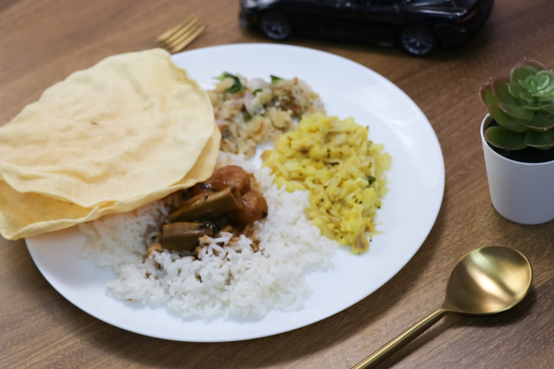 découvrez le massaman curry, un plat thaïlandais savoureux mêlant épices douces, lait de coco et viande tendre. voyagez au cœur de la cuisine asiatique avec cette recette traditionnelle parfumée et réconfortante.