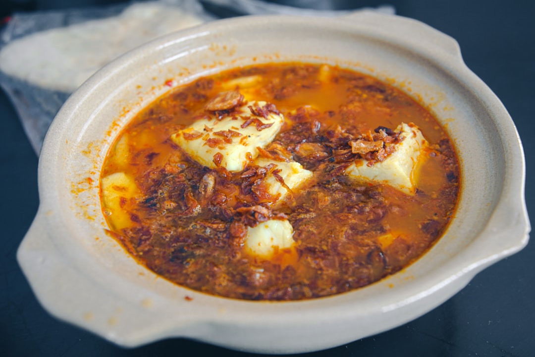 découvrez le massaman curry, un plat traditionnel thaïlandais savoureux alliant épices, lait de coco et viande tendre. idéal pour un voyage culinaire exotique et réconfortant.