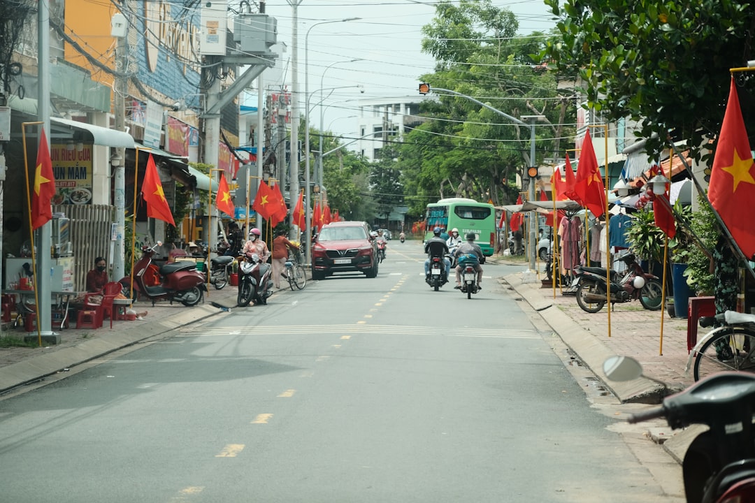 découvrez phi ta khon, le festival coloré et mystérieux de thaïlande, où traditions, masques artisanaux et célébrations culturelles se mêlent dans une ambiance festive unique.