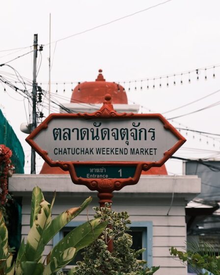 découvrez le phi ta khon, un festival traditionnel et coloré de thaïlande connu pour ses costumes et masques spectaculaires, mêlant folklore local, rituels bouddhistes et célébrations joyeuses.