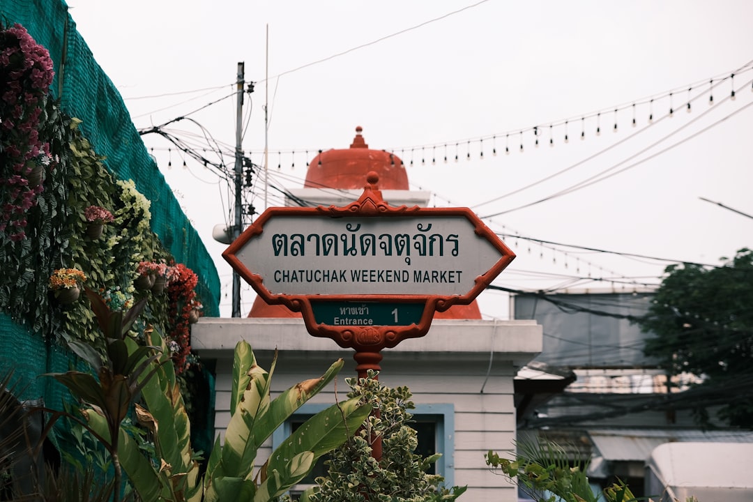 découvrez le phi ta khon, un festival traditionnel et coloré de thaïlande connu pour ses costumes et masques spectaculaires, mêlant folklore local, rituels bouddhistes et célébrations joyeuses.