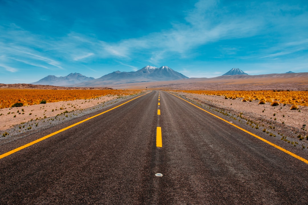 partez à l’aventure sur les plus belles routes avec notre guide road trip : itinéraires incontournables, conseils pratiques et astuces pour un voyage inoubliable en voiture.