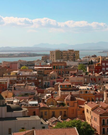 découvrez la sardaigne, une île italienne aux paysages à couper le souffle, plages paradisiaques, villages pittoresques et riche patrimoine culturel. partez à l’aventure entre mer turquoise, gastronomie authentique et traditions ancestrales.