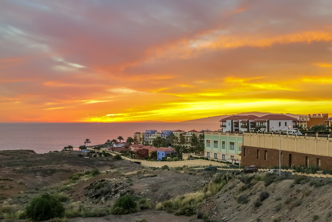 découvrez tenerife, île envoûtante des canaries : plages de sable, paysages volcaniques, villages pittoresques et climat doux toute l’année. préparez votre escapade !