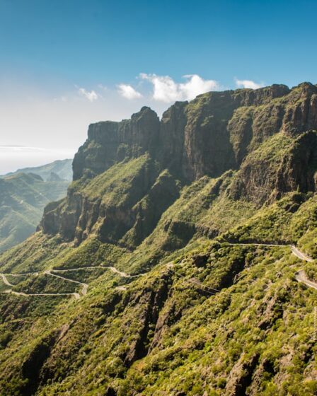 découvrez tenerife, île des canaries réputée pour ses paysages volcaniques, ses plages magnifiques et son climat ensoleillé toute l'année. partez à l'aventure entre nature, culture et loisirs sur la plus grande île de l'archipel.