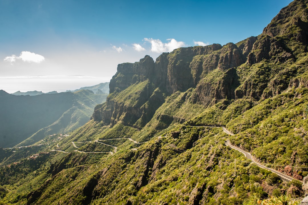 découvrez tenerife, île des canaries réputée pour ses paysages volcaniques, ses plages magnifiques et son climat ensoleillé toute l'année. partez à l'aventure entre nature, culture et loisirs sur la plus grande île de l'archipel.