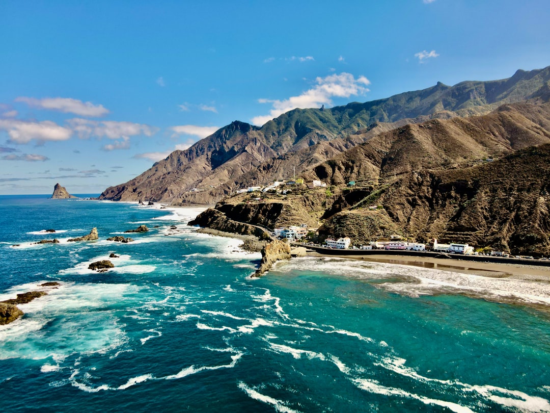 découvrez tenerife, la plus grande des îles canaries : plages de rêve, paysages volcaniques, villages pittoresques et une météo ensoleillée toute l'année pour des vacances inoubliables.