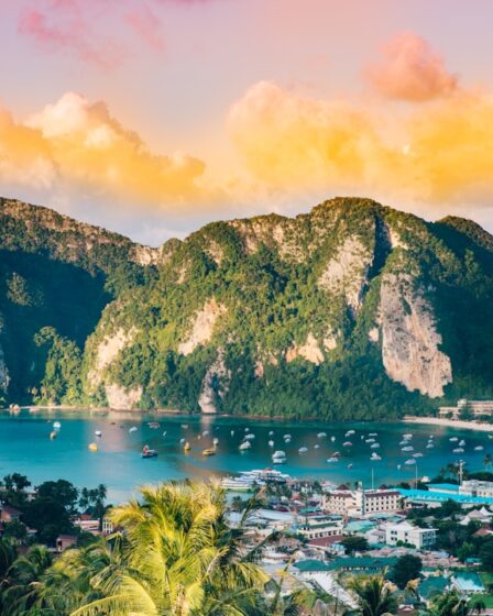 découvrez la thaïlande, une destination exotique réputée pour ses plages paradisiaques, ses temples bouddhistes magiques, sa cuisine savoureuse et sa culture chaleureuse. préparez votre voyage et explorez ce pays fascinant d’asie du sud-est !