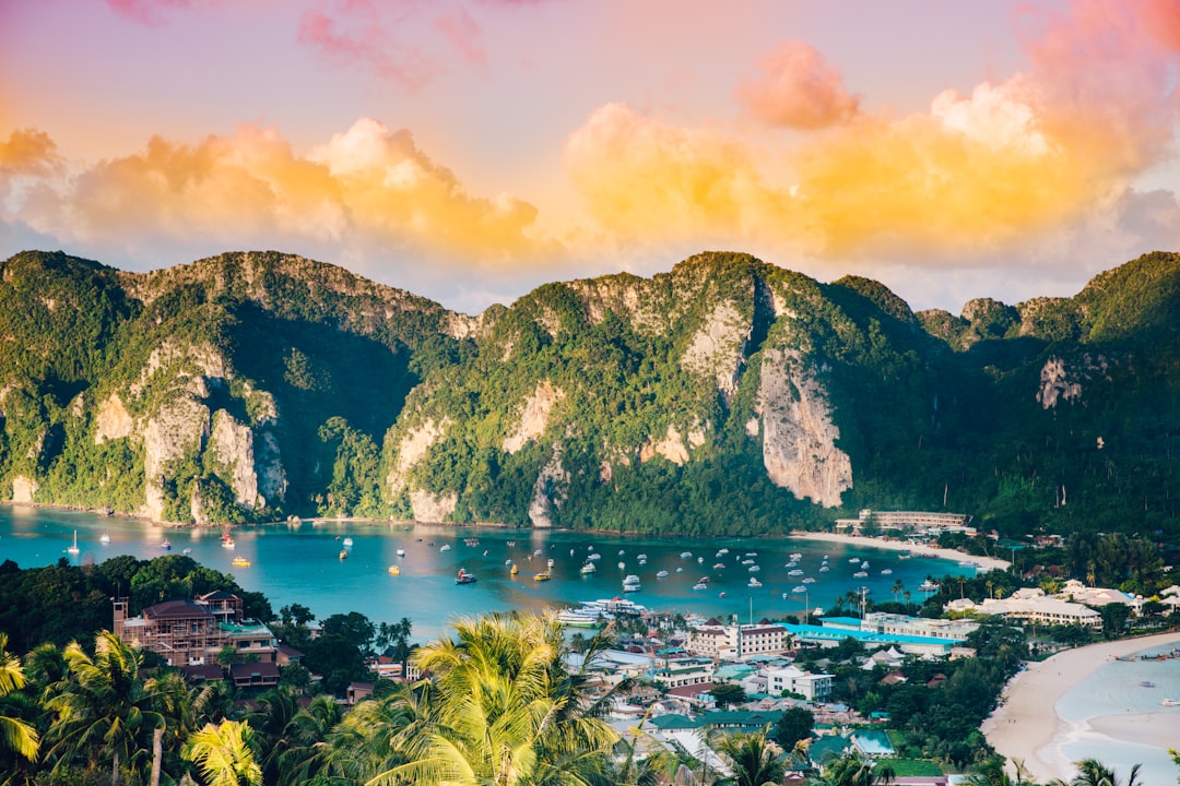 découvrez la thaïlande : un pays fascinant d’asie du sud-est réputé pour ses plages paradisiaques, sa cuisine savoureuse, ses temples majestueux et sa culture vibrante. préparez votre voyage en thaïlande et vivez une expérience inoubliable !