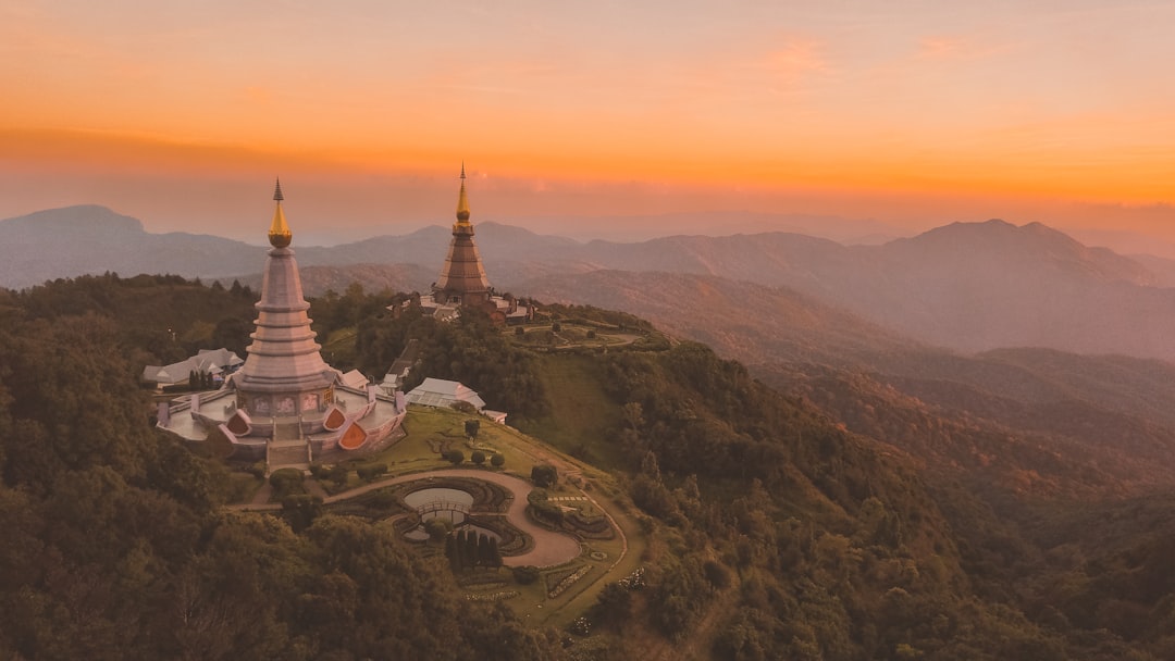 découvrez la thaïlande, un pays exotique connu pour ses plages paradisiaques, sa cuisine savoureuse, et ses temples magnifiques. partez à l’aventure entre nature, culture et authenticité thaïlandaise.