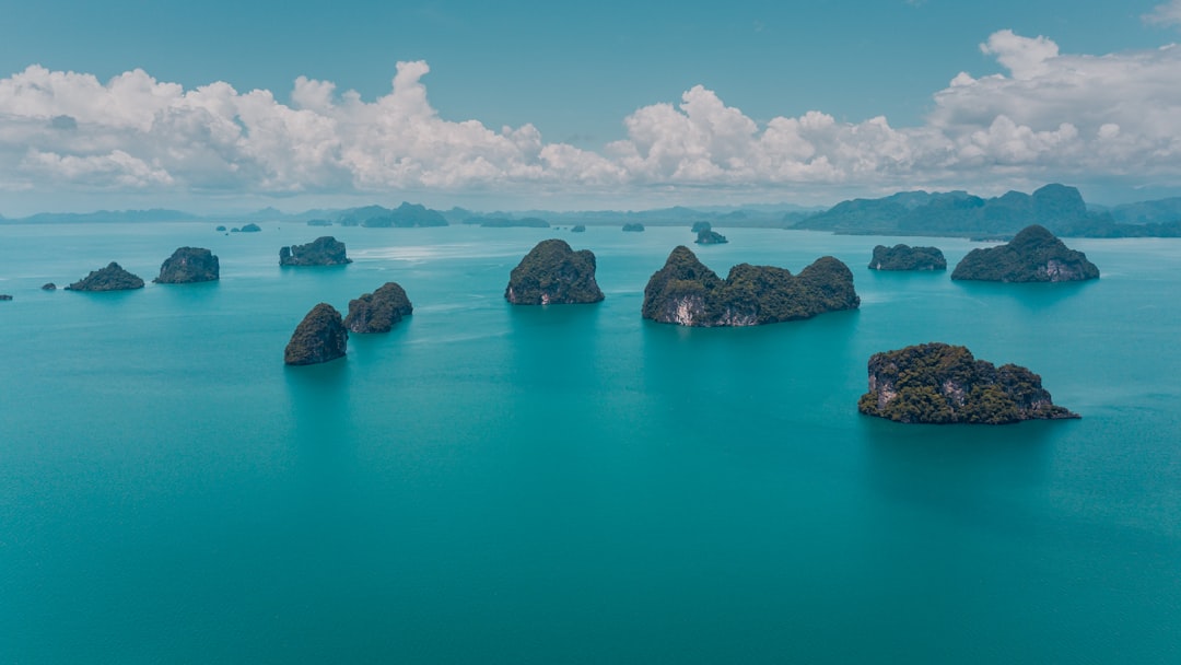 découvrez l’asie, un continent d’une richesse culturelle et naturelle incroyable, où traditions ancestrales et modernité se côtoient dans des paysages exceptionnels. explorez ses destinations incontournables, sa cuisine variée et ses trésors historiques.