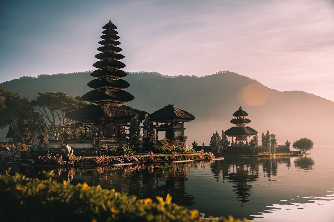 découvrez bali, une île paradisiaque en indonésie, réputée pour ses plages de rêve, ses rizières en terrasse, sa culture vibrante et ses temples majestueux. préparez votre prochain voyage au cœur de l’exotisme balinais !