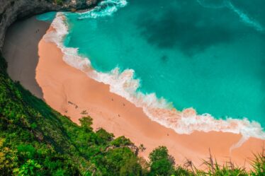 découvrez bali, l'île paradisiaque d’indonésie : plages de sable fin, rizières verdoyantes, temples majestueux et culture vibrante pour un voyage inoubliable.