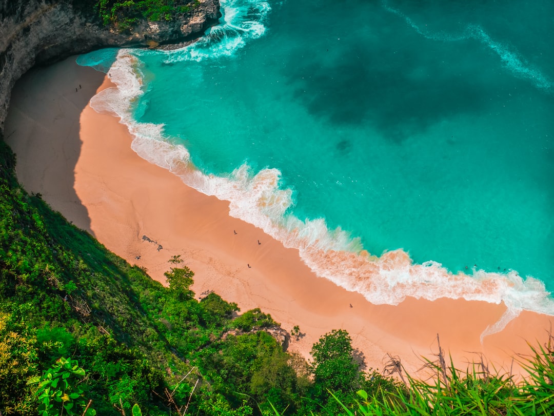 découvrez bali, l'île paradisiaque d’indonésie : plages de sable fin, rizières verdoyantes, temples majestueux et culture vibrante pour un voyage inoubliable.