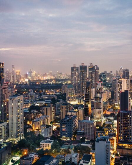 découvrez bangkok, la capitale vibrante de la thaïlande : temples majestueux, street food savoureuse, marchés animés et vie nocturne trépidante. préparez votre voyage avec nos conseils et incontournables !