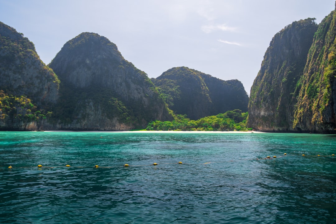 découvrez maya bay, une plage paradisiaque située sur l'île de koh phi phi leh en thaïlande, réputée pour ses eaux turquoise, ses falaises impressionnantes et son décor de carte postale rendu célèbre par le film 'la plage'.