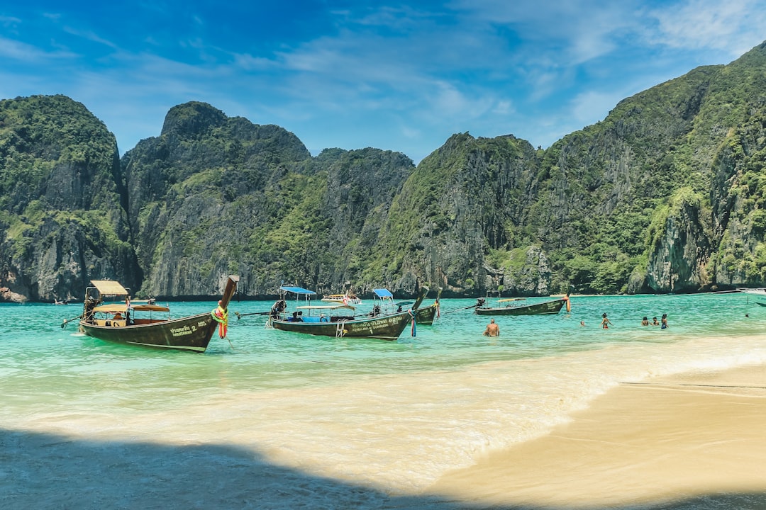 découvrez la thaïlande : plages paradisiaques, temples majestueux, gastronomie exotique et culture vibrante. préparez votre voyage au pays du sourire !