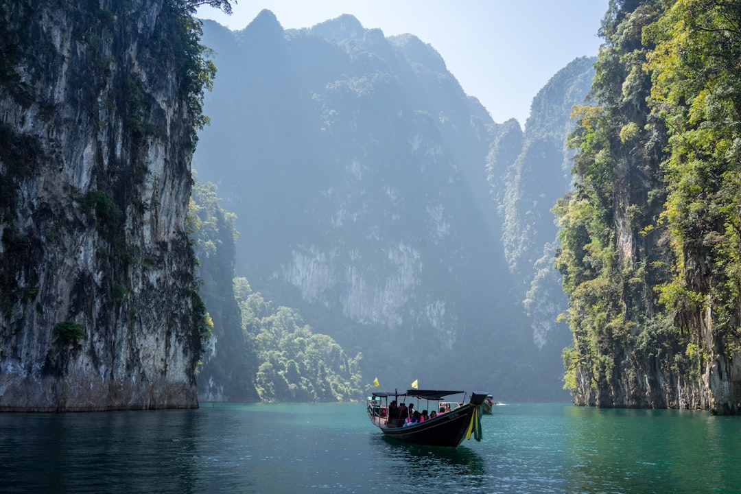 découvrez la thaïlande, un pays fascinant d’asie du sud-est connu pour ses plages paradisiaques, sa cuisine savoureuse, ses temples bouddhistes majestueux et sa culture authentique. préparez votre voyage et laissez-vous séduire par la diversité naturelle et culturelle de la thaïlande.