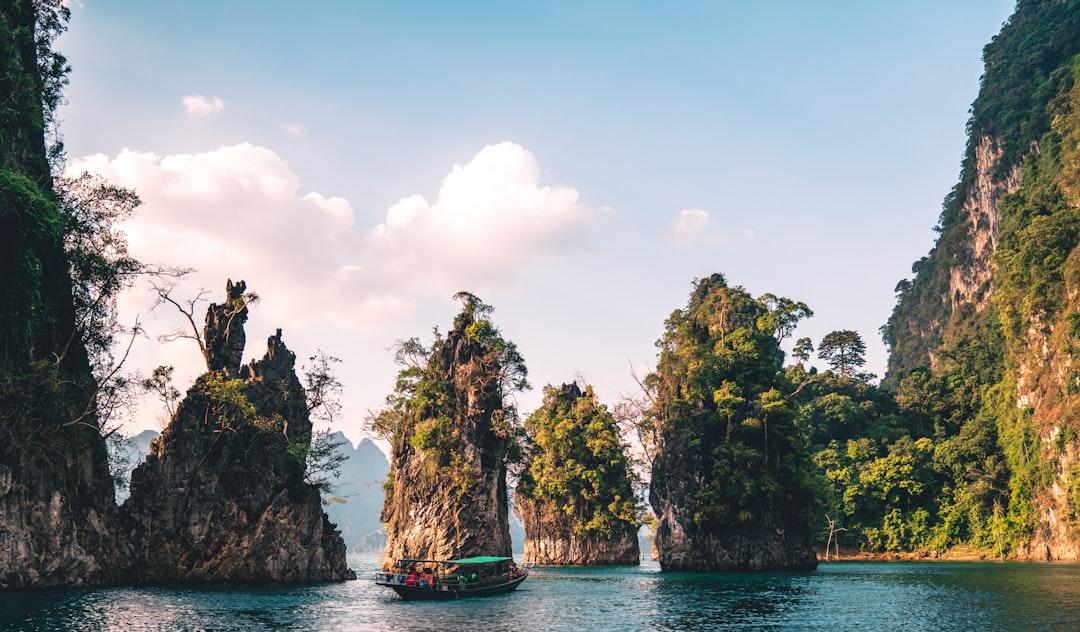 découvrez la thaïlande, un pays fascinant d’asie du sud-est réputé pour ses plages paradisiaques, sa cuisine savoureuse, ses temples majestueux et sa culture vibrante. préparez votre voyage en thaïlande et vivez une aventure inoubliable !