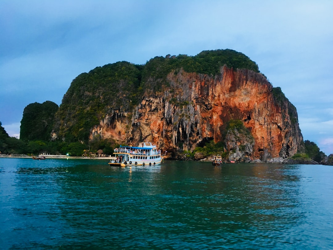 découvrez les meilleurs sites de plongée en thaïlande, avec des eaux cristallines, une faune marine spectaculaire et des paysages sous-marins à couper le souffle pour tous les niveaux.