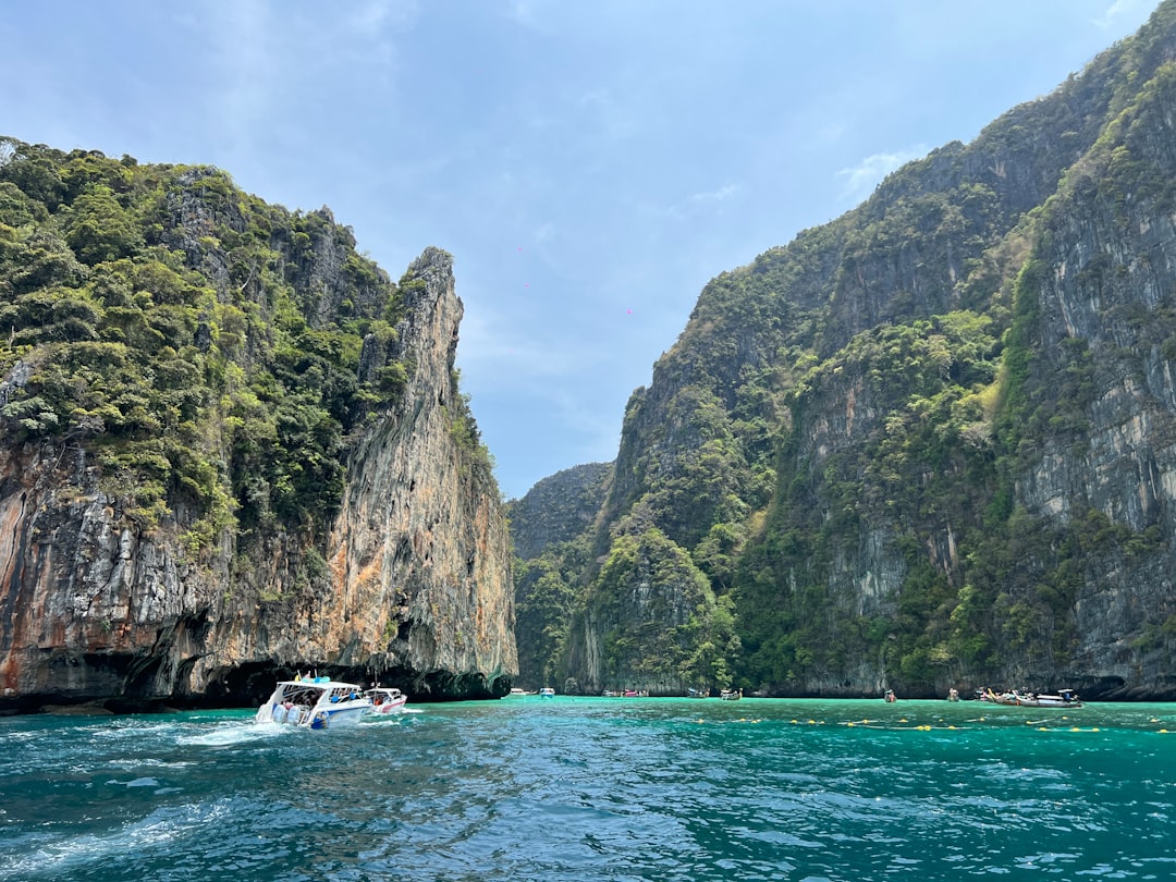 découvrez les meilleurs sites de plongée en thaïlande, avec des eaux cristallines, une faune marine exceptionnelle et des paysages sous-marins à couper le souffle.